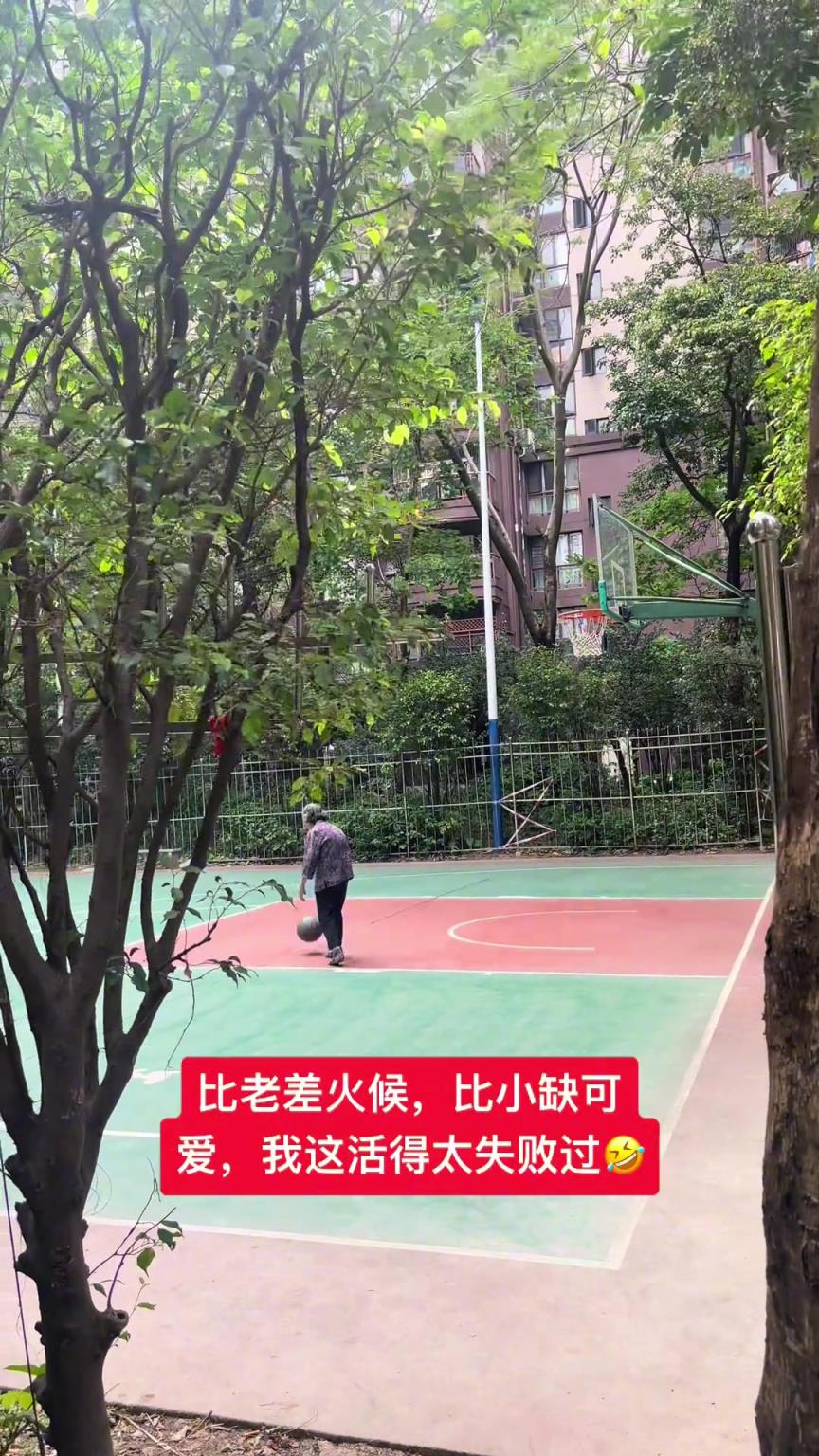這阿婆單手一投一個(gè)準(zhǔn)，姜還是老的辣