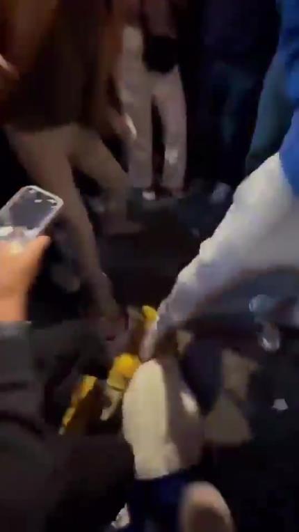 驚！尼克斯大勝步行者后，哈利伯頓遭主場(chǎng)球迷群毆