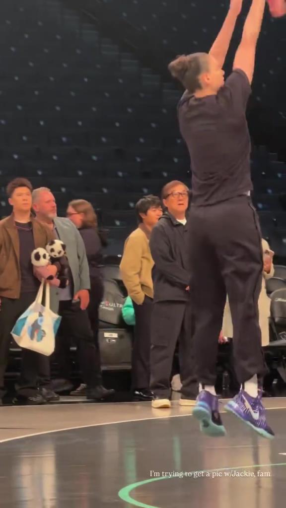 71歲成龍現(xiàn)身巴克萊中心看女籃比賽：她們投籃怎么那么準(zhǔn)?。。?>
                                <div   id=